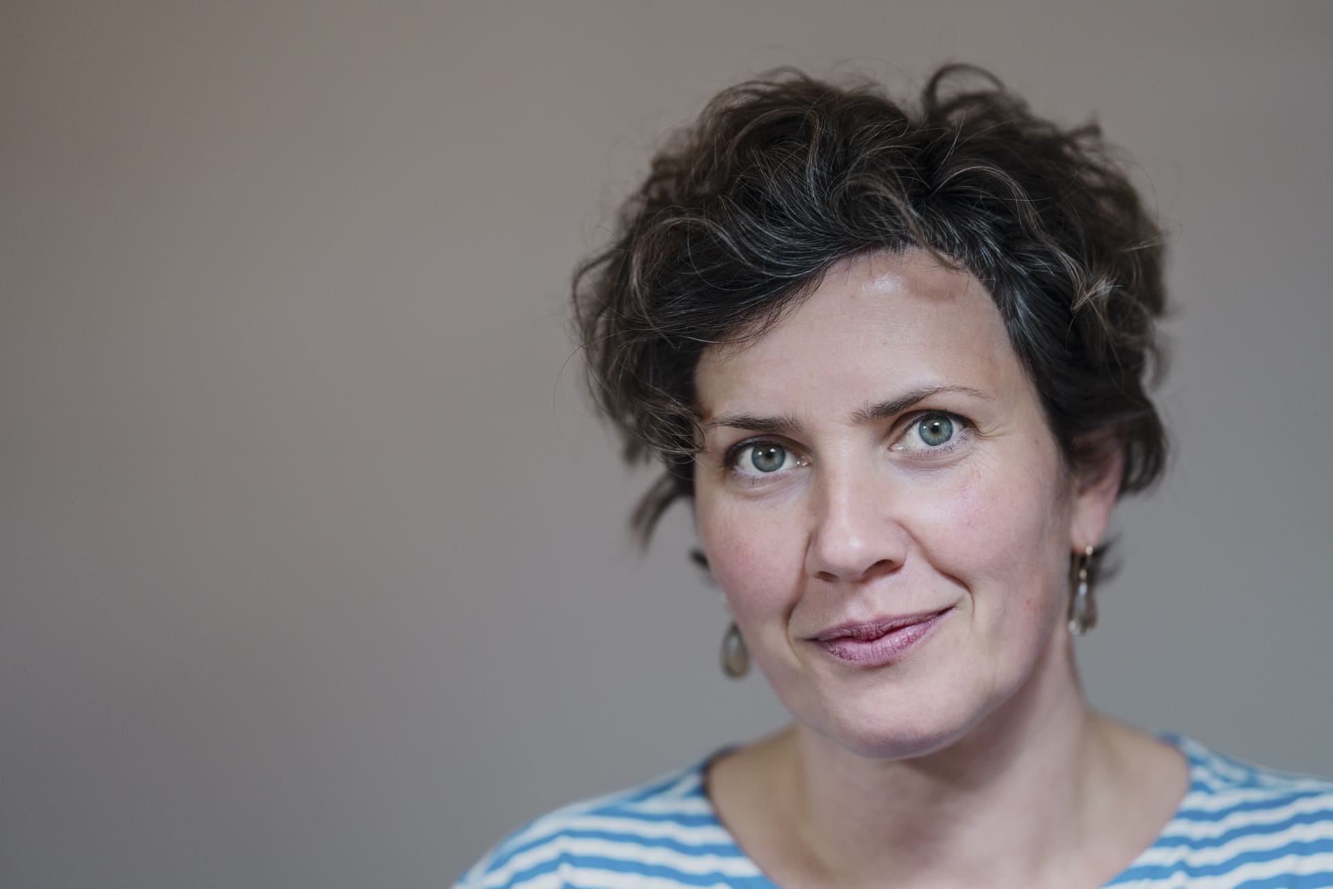 Goldschmiedin Ulrike Peuker aus Rostock in ihrer Goldschmiede in der KTV