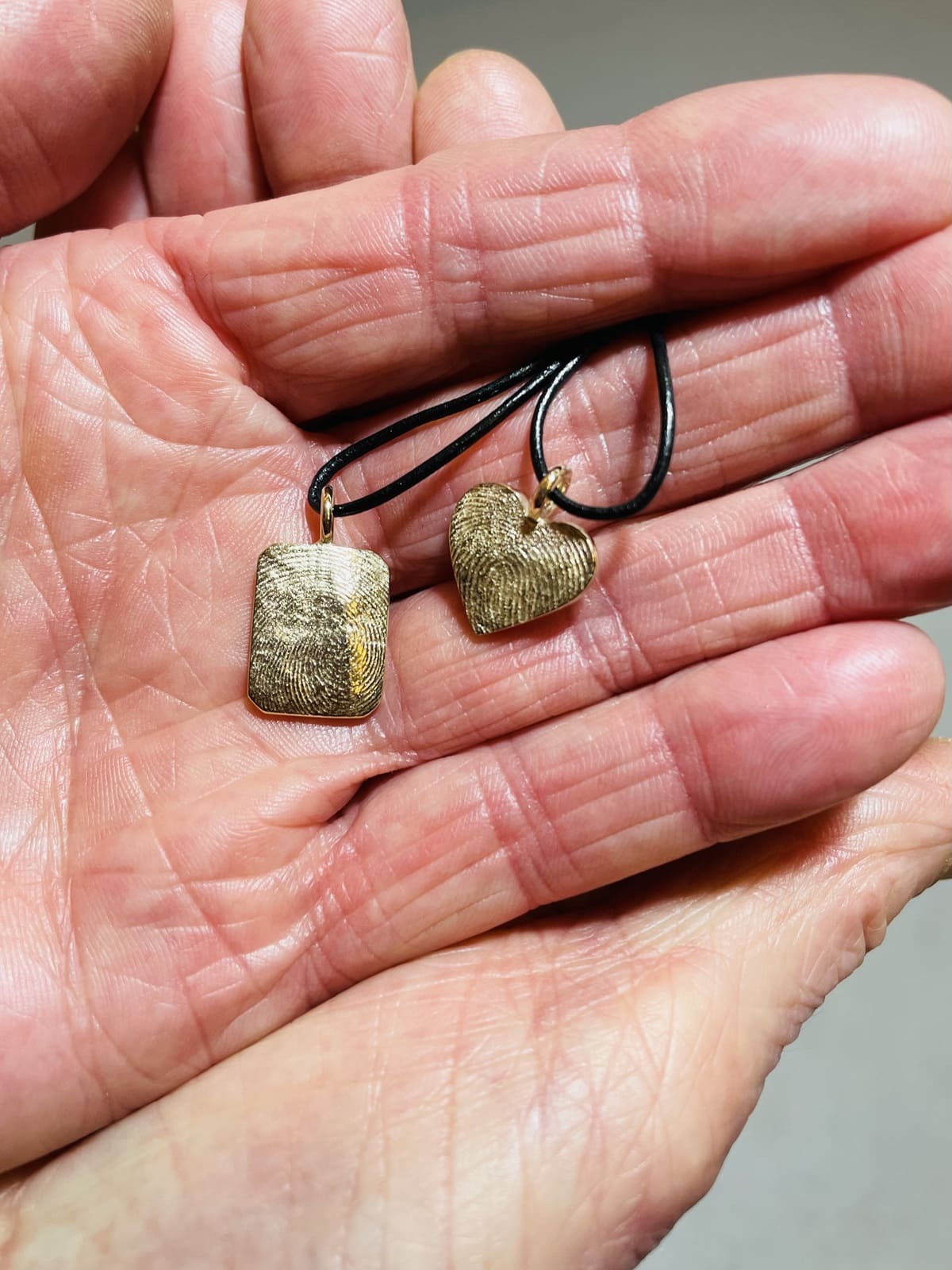 Goldschmiede Ulrike Peuker in KTV Rostock - Ascheschmuck